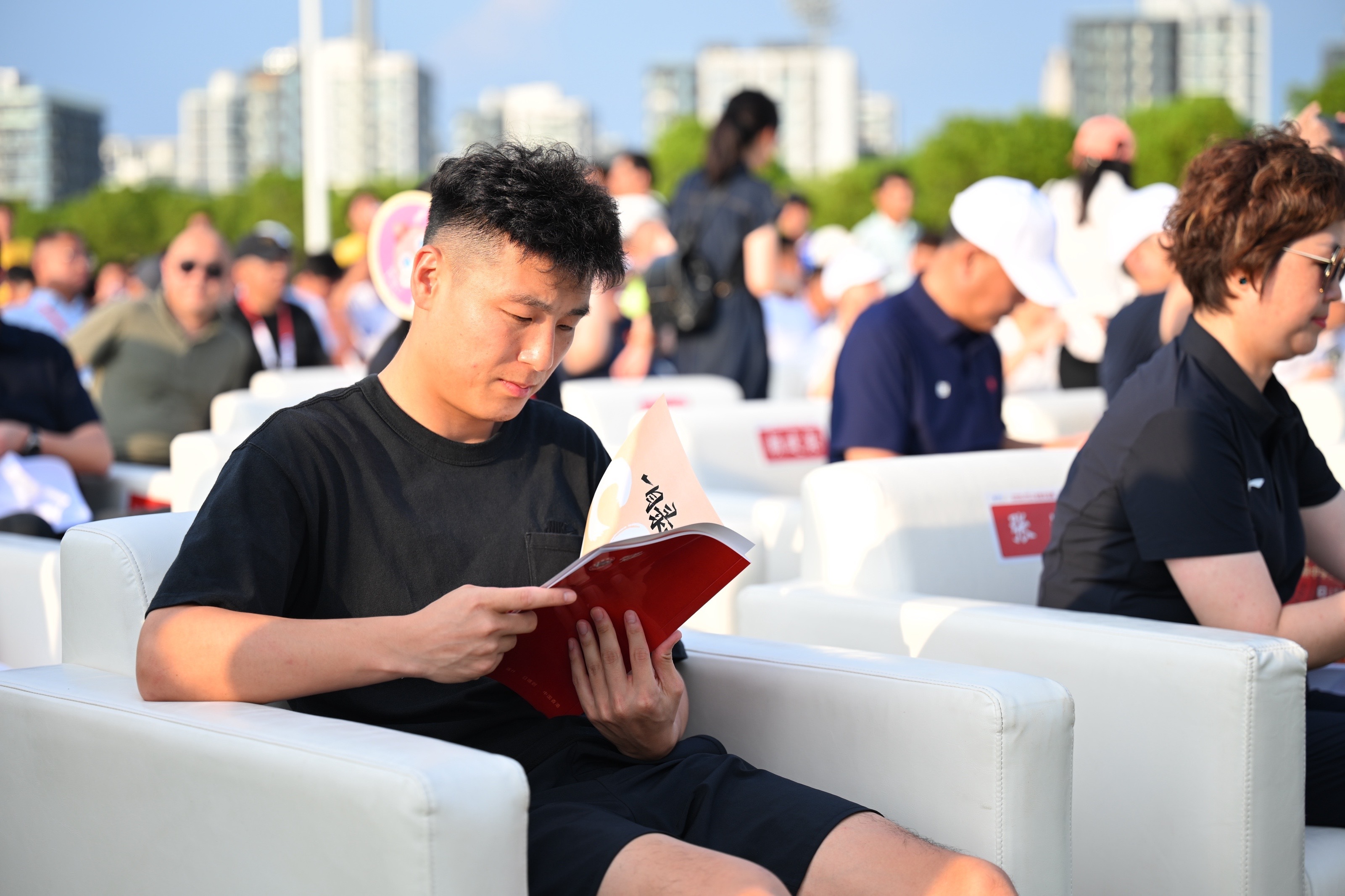 清晨体能课后，武汉三镇回应争议备战意大利杯，媒体盛赞，年轻球员得到机会